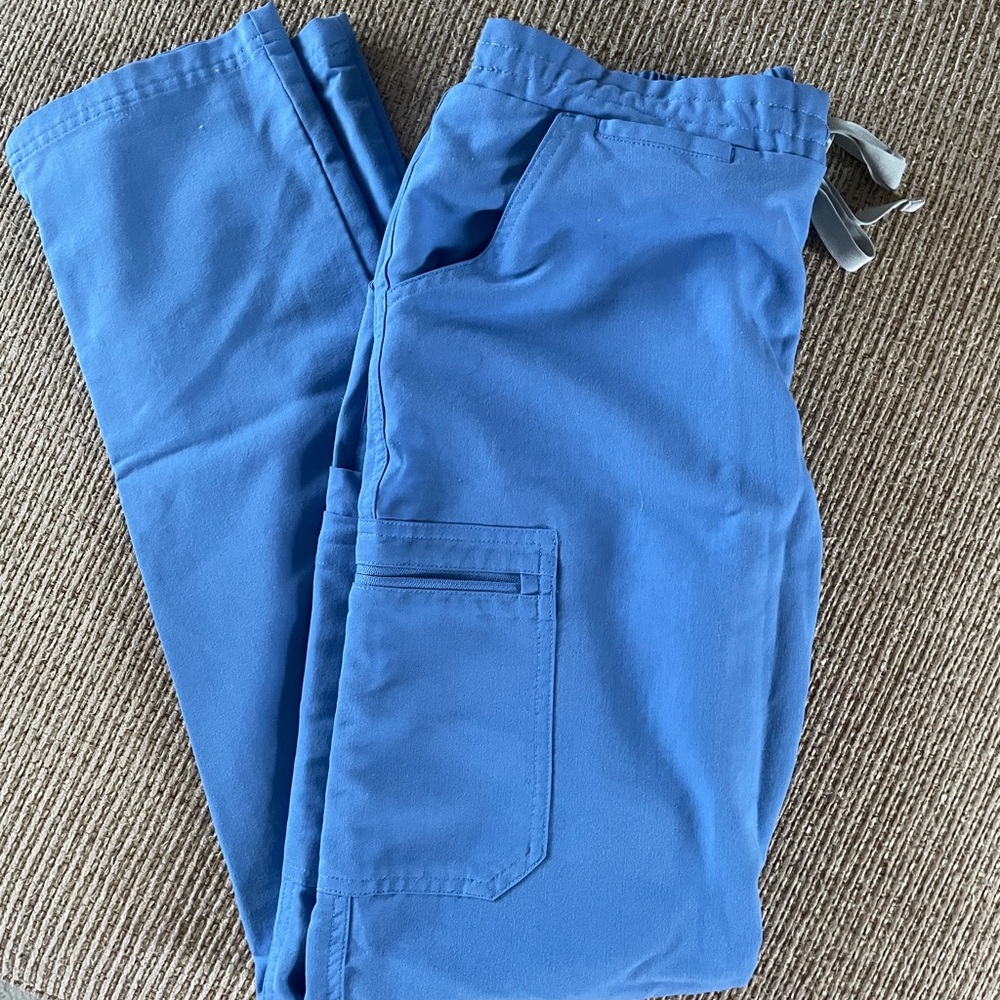 Women’s FIGS original Yola pant Ciel blue, size small tall.